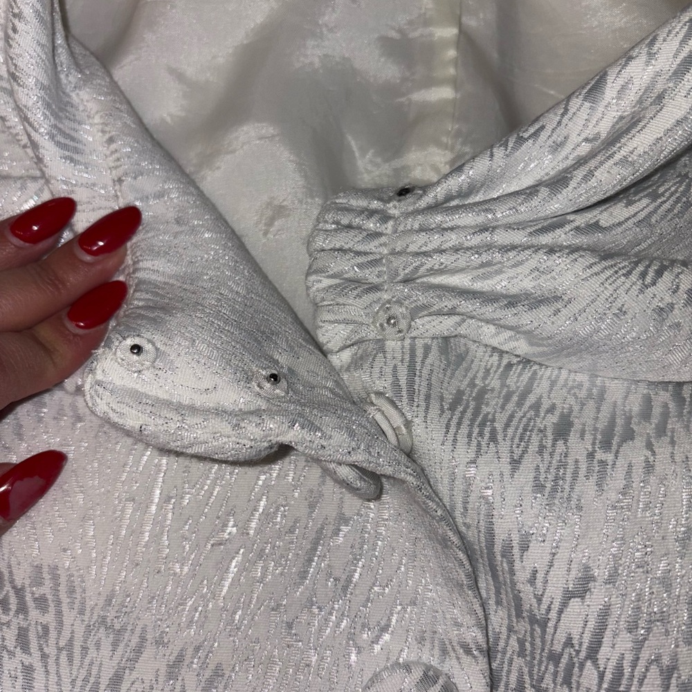Tahari Ivory Textured Cropped Jacket with Wide Shawl Collar - Picture 5 of 9